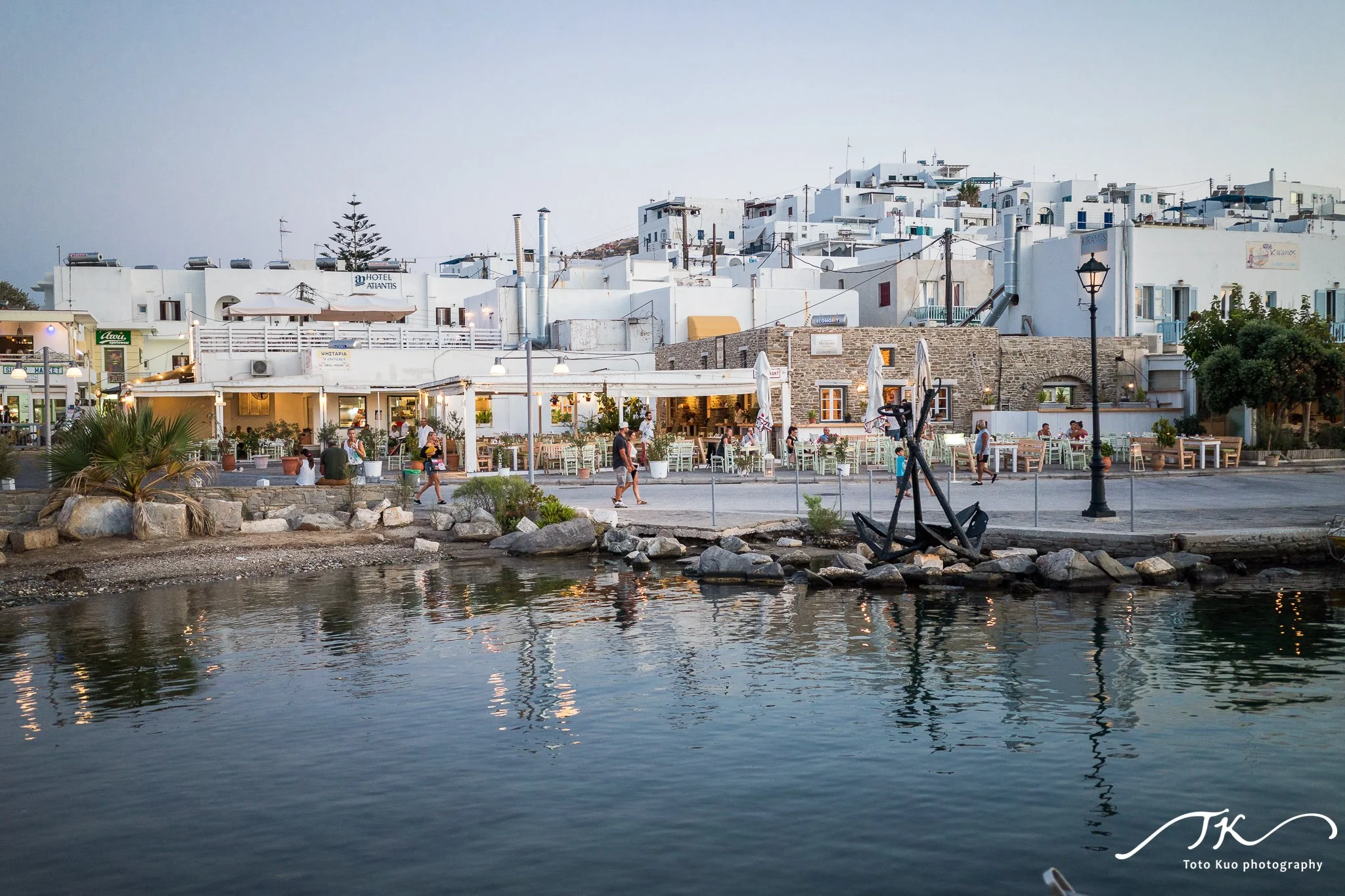 Paros travel guide featuring Top 5 must-visit spots, 3–5 day itinerary and pro photography tips, showcasing Naoussa harbor sunset and island dining scenes.