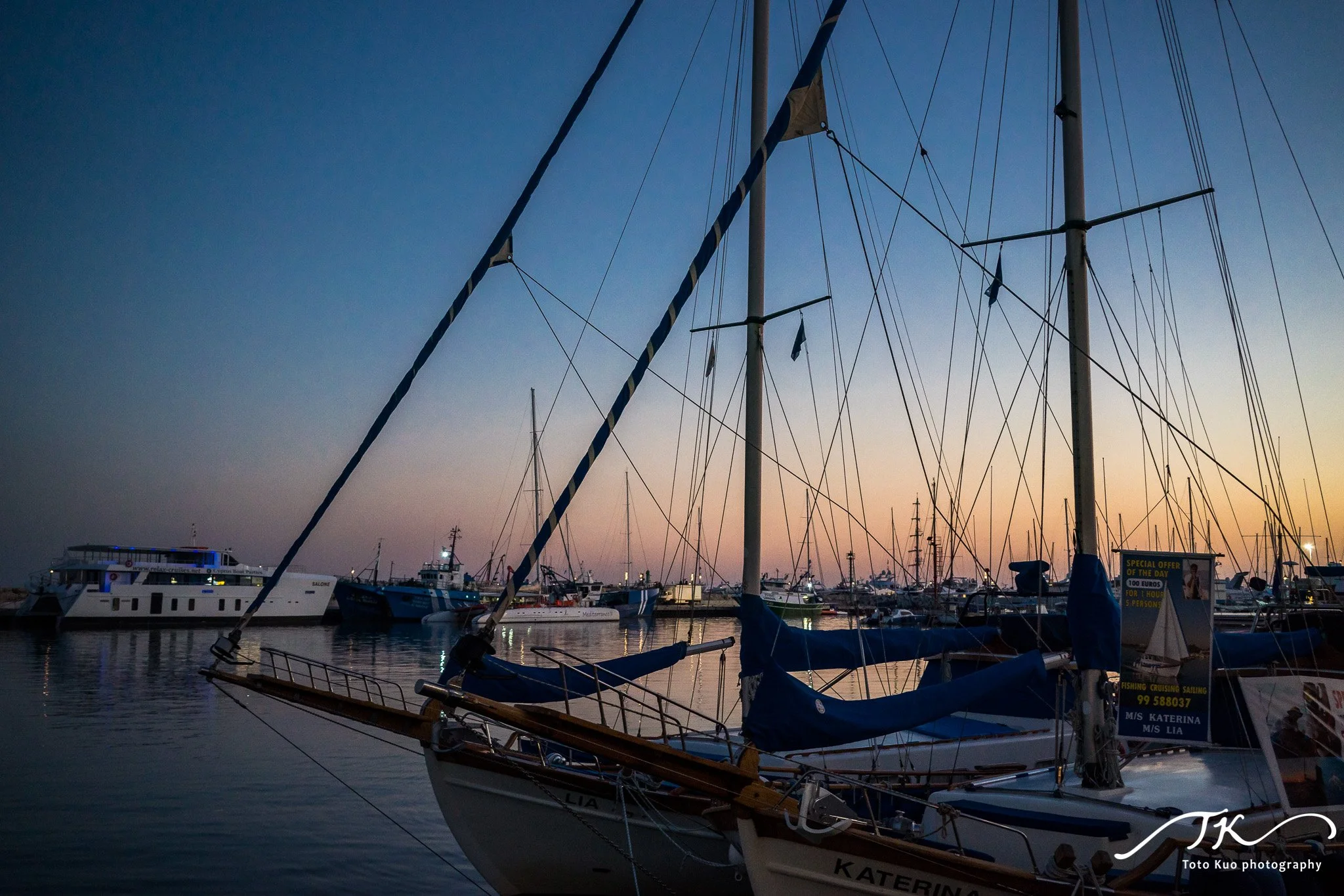 Limassol Marina 餐廳海景美食拍攝，包含取景與菜色特寫建議。