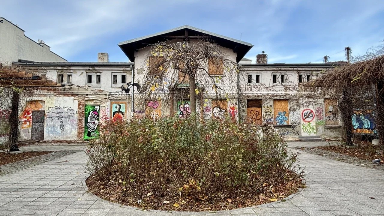 夜晚燈光下的皮奧特科夫斯卡街（Piotrkowska Street），餐廳與酒吧充滿活力，是波蘭羅茲夜生活、餐飲與城市攝影的熱門地點。