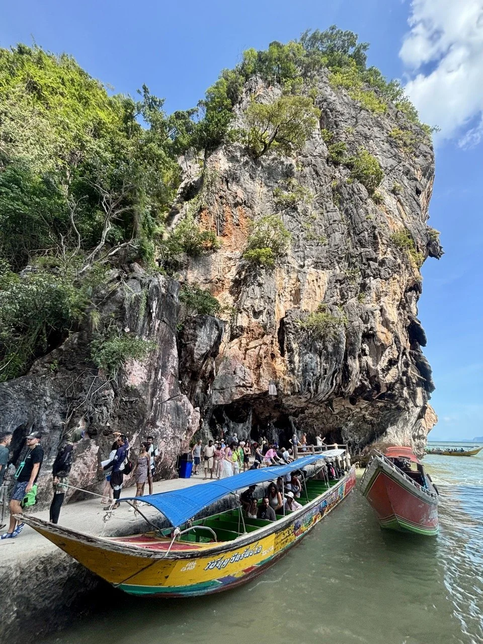 遊船穿梭於泰國 Ao Phang Nga National Park 攀牙灣國家公園的石灰岩島嶼之間，是探索詹姆士龐德島的熱門方式。