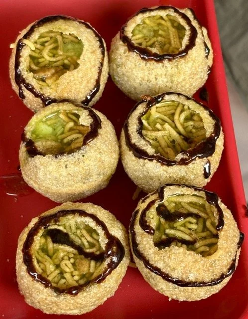 在地小烘焙店與街邊咖啡攤展示 roti 與 dhosai，模里西斯多元飲食文化代表。 Local bakery and coffee stall displaying roti and dhosai—representative of Mauritius’s diverse culinary culture.