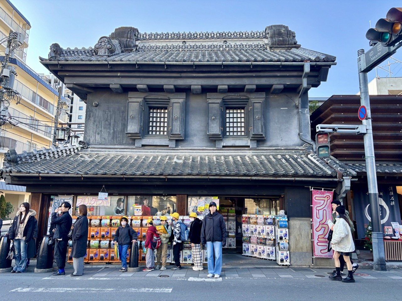 川越菓子屋橫丁懷舊糖果街，販售傳統零食、彩色糖果與特色地瓜甜點。