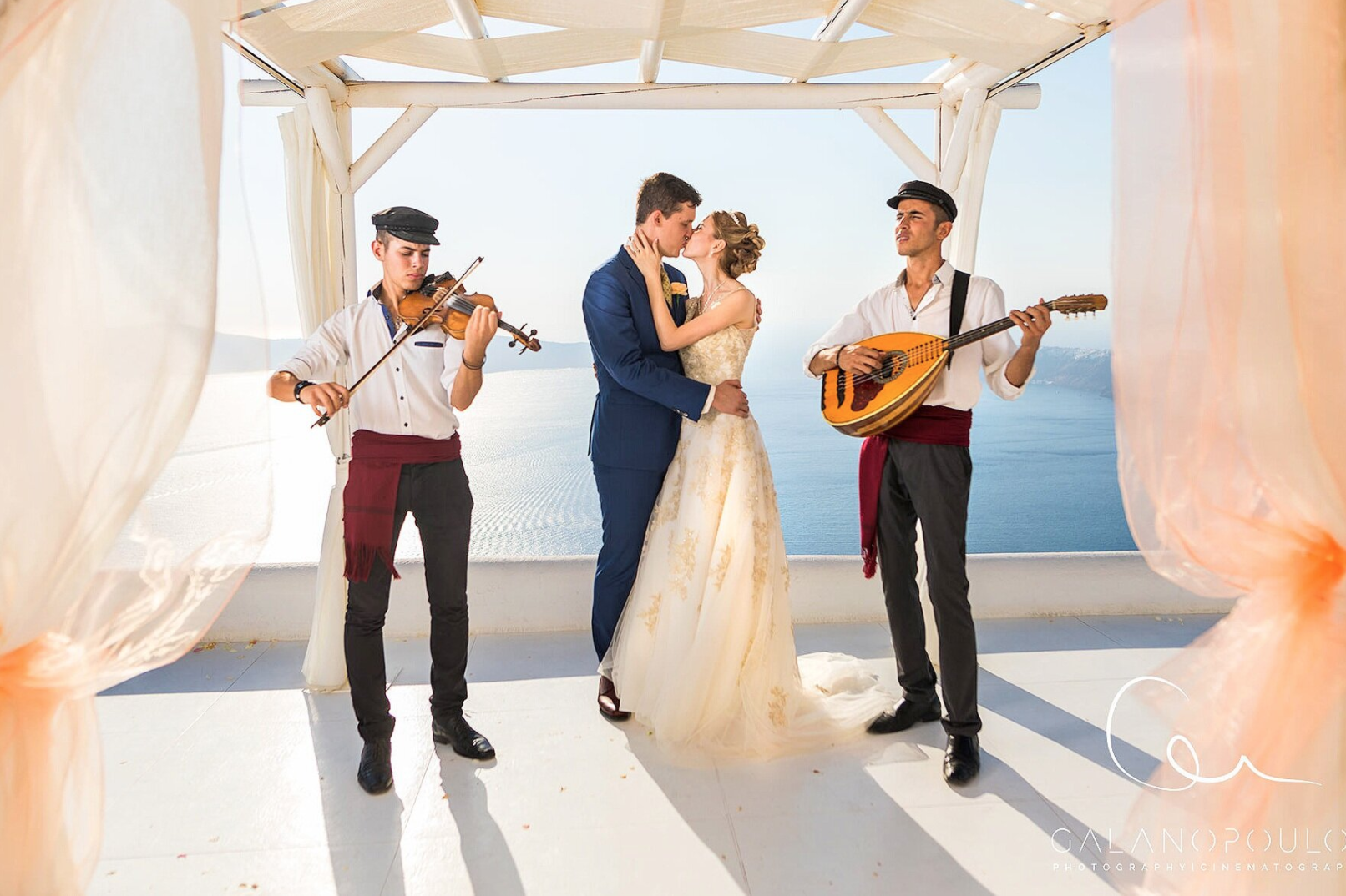 Caldera view villa 陽台婚紗：在私人陽台拍攝倒影與晨光，兼顧隱私與景觀；Caldera villa balcony wedding — private balcony shoots with reflections and morning light for privacy and view.