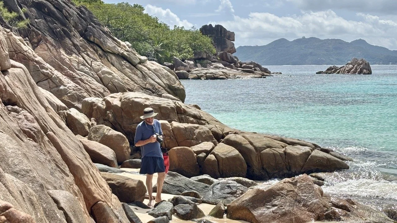 塞席爾浮潛旅程中的熱帶魚群，魚群在聖皮埃爾島附近清澈海水中穿梭游動。