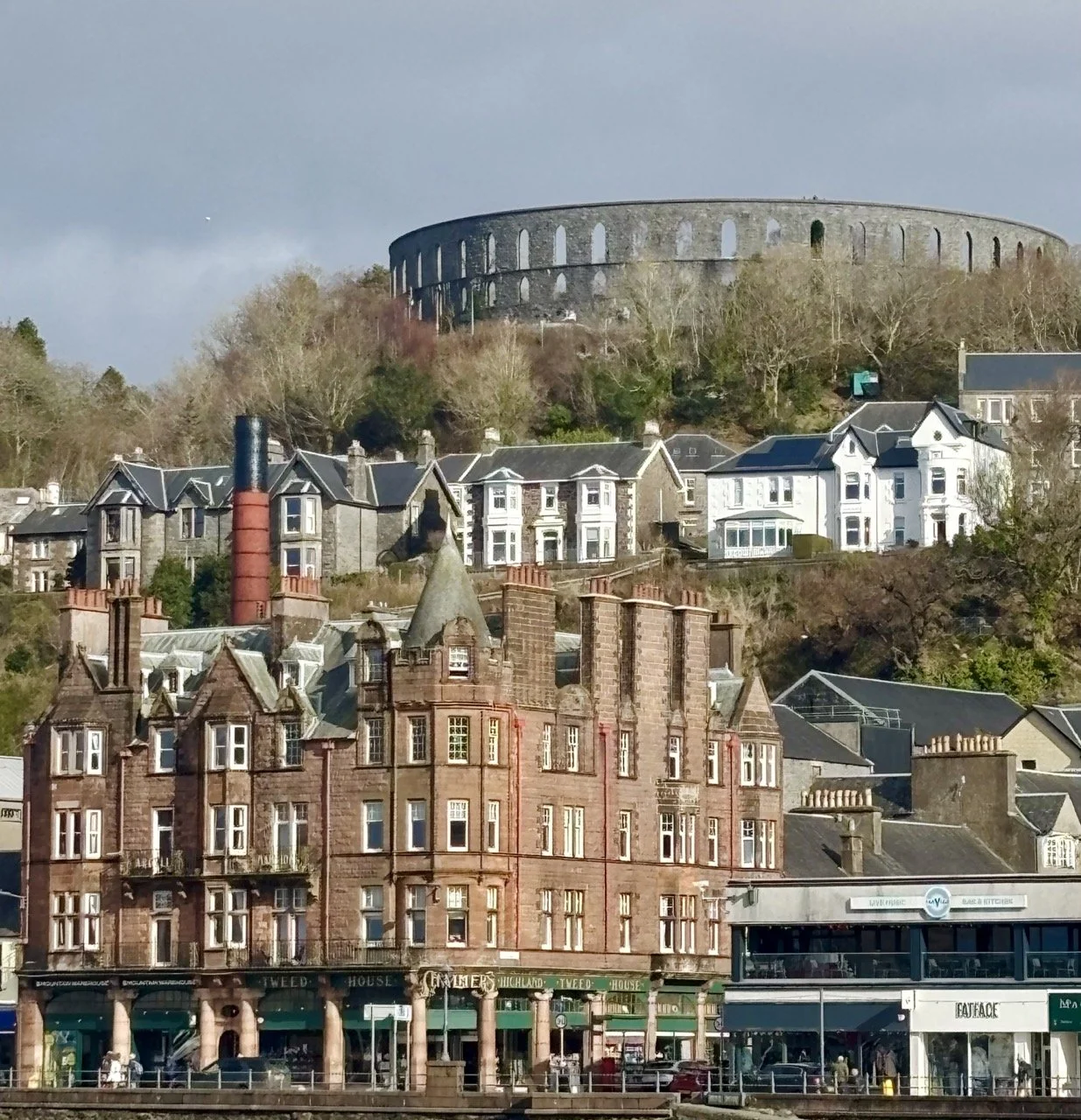蘇格蘭因弗雷里城堡 Inveraray Castle 的歷史建築與精緻塔樓，城堡坐落於阿蓋爾地區，是蘇格蘭城堡旅遊及蘇格蘭高地一日遊值得認識的歷史景點。Inveraray Castle in Argyll, Scotland, is a striking historic castle known for its elegant towers and distinctive architecture.