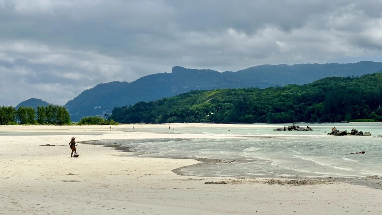 Cerf Island 鹿島的熱帶海灘與湛藍海水，適合安排在塞席爾一日遊中散步、游泳與欣賞海島風景。