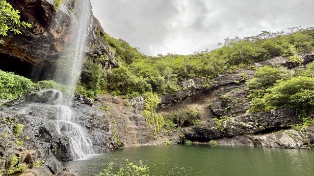Seven Waterfalls 七瀑布徒步路線全景，呈現模里西斯原生林、瀑布層疊與天然泳池，是愛好健行與生態旅遊者的必訪景點。 Panoramic view of Seven Waterfalls hiking trail in Mauritius, showing layered cascades, native forest and natural pools—must‑visit for hikers and eco‑tourism enthusiasts.