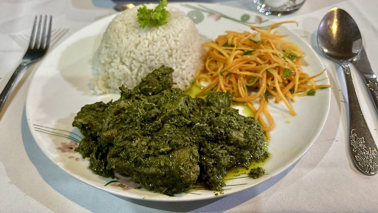 Vakona Lodge 餐廳景觀與餐點情境，遊園後的舒適用餐選擇；Vakona Lodge dining scene — comfortable post‑park meal option.