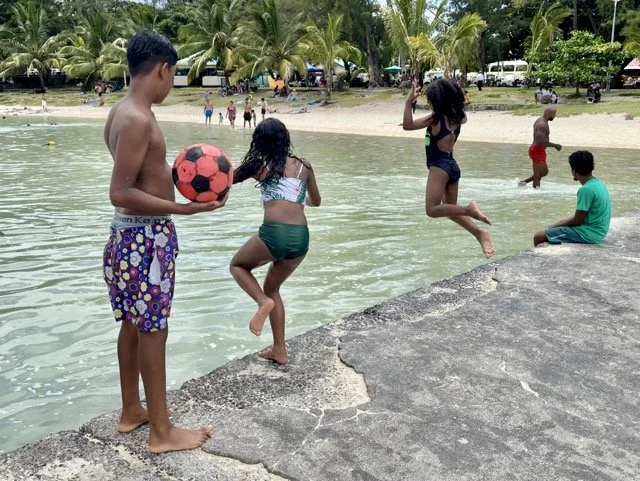 私藏海灣僻靜沙灘與礁石，推薦隱秘浮潛點與攝影安全注意事項。 Secluded hidden beach cove with rocky outcrops—recommended secret snorkel spots and photography safety notes.