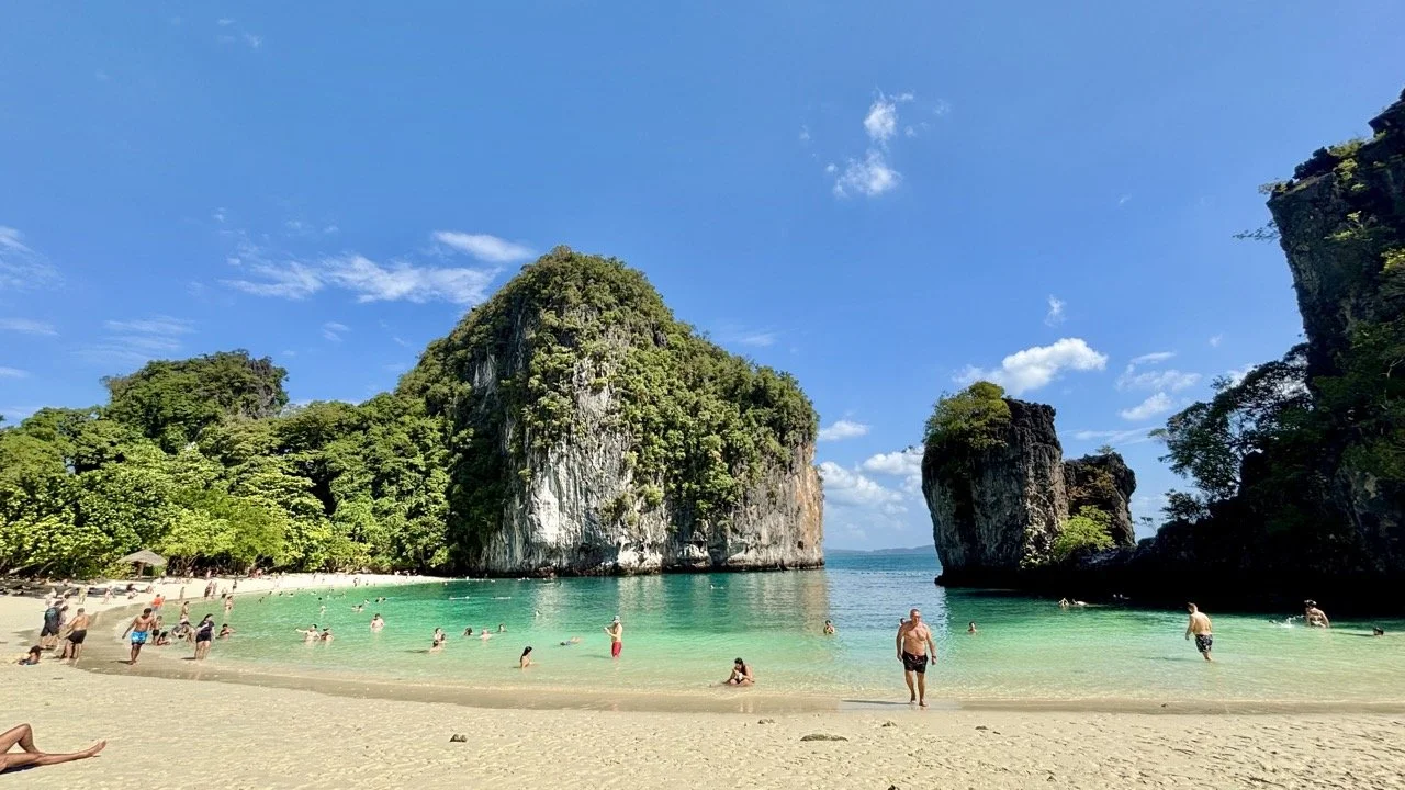 泰國喀比洪島群島一日遊完整旅遊攻略，欣賞安達曼海清澈湛藍的海水、壯麗石灰岩島嶼、潔白沙灘與熱帶海島風景，是規劃 泰國喀比自由行、Hong Islands 一日遊及喀比跳島行程 的必看景點。 Discover the Hong Islands day tour in Krabi, Thailand, featuring turquoise Andaman Sea waters, limestone islands, white-sand beaches and tropical scenery.