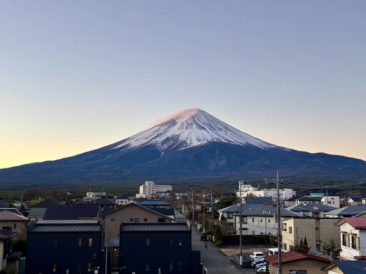 箱根溫泉旅館的日式客房，房內設有榻榻米、日式座墊與舒適休憩空間，適合箱根住宿體驗。