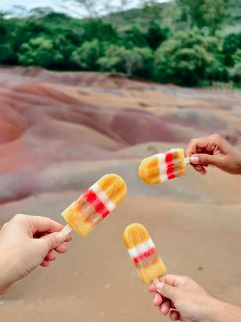 Chamarel 觀景台遠眺七色土與 Chamarel 瀑布合景，呈現模里西斯西南獨特地質紋理與高落差瀑布景觀，適合旅遊攻略與攝影教學