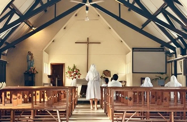 紅教堂（Cap Malheureux）鮮豔紅屋頂與藍天對比，為模里西斯北岸的人文攝影地標。 Red Roof Church (Cap Malheureux) against blue sky, a cultural photography landmark on Mauritius’s north coast.