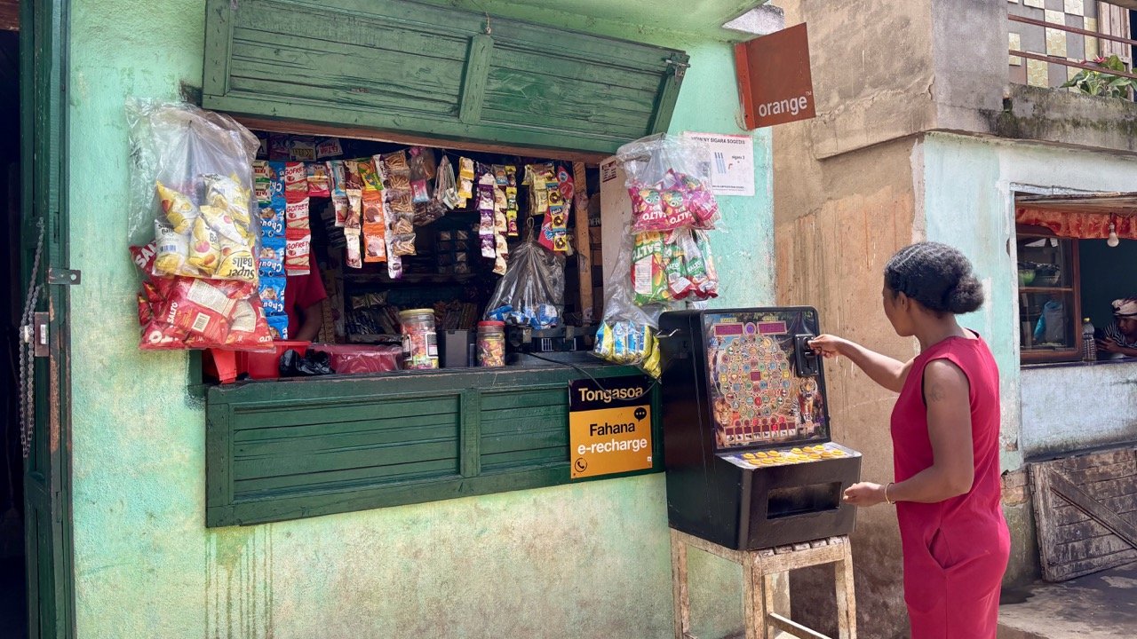 當地麵包與糕點攤：傳統烘焙與地方法式影響的早餐選擇；Local bread and pastries stall — traditional baking influenced by local and French techniques for breakfast photography.