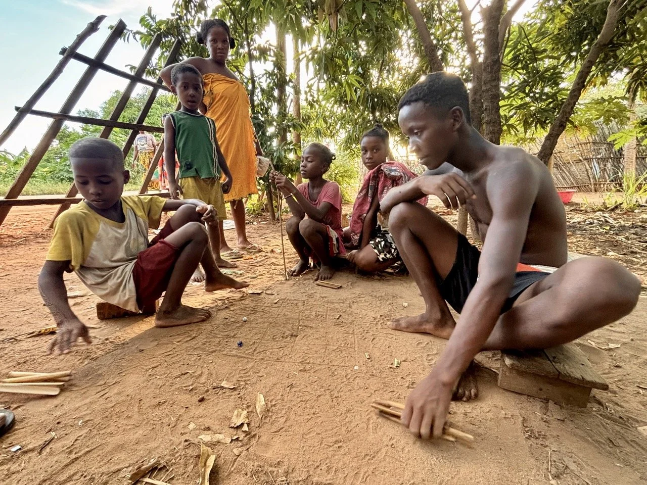 Morondava 市區夜景街燈與黃昏人文氛圍，適合藍調時間攝影；Morondava town blue-hour street lights and evening human-interest atmosphere.
