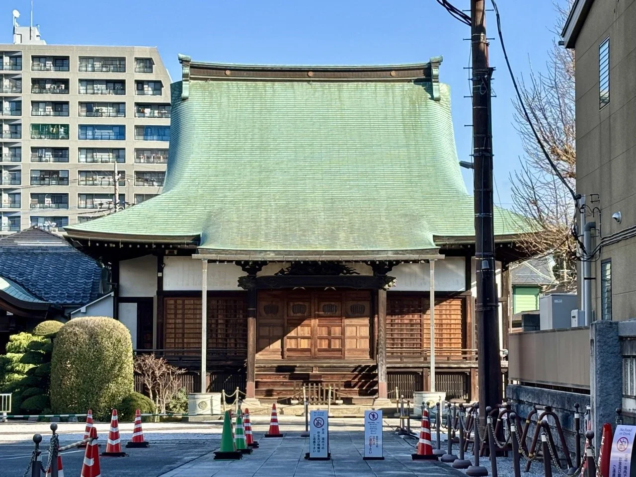 川越藏造老街的黑色木造倉庫建築，展現小江戶充滿懷舊風情的街景。