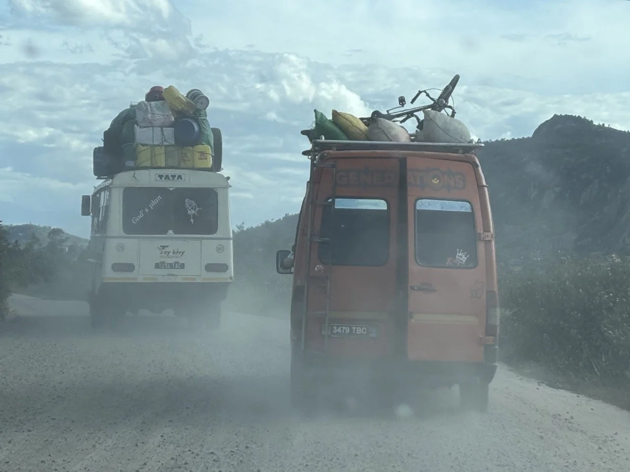 導遊與攝影師日出前準備與行前計劃，團隊協作提高拍攝效率；Guide and photographer prepping before dawn — teamwork to maximize Ranomafana shoot efficiency.