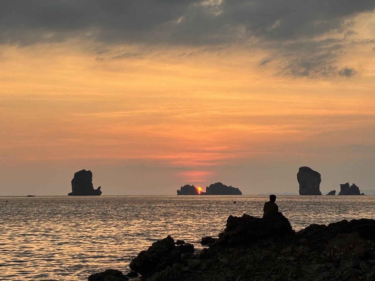甲米虎窟寺觀景景色，從高處欣賞 Krabi 周邊山巒與自然風光，是喜愛登山與全景攝影旅客的熱門目的地。 View from Tiger Cave Temple in Krabi, overlooking surrounding mountains and natural scenery for hikers and landscape photographers.