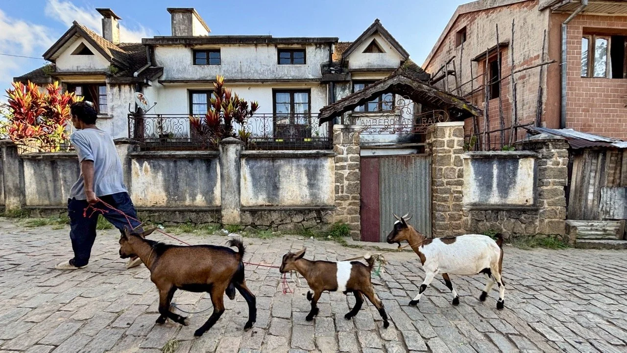 社區工坊中手工編織或雕刻過程紀錄，人文攝影與支持在地經濟的題材；Community craft workshop process — human‑interest photography and supporting local economy.