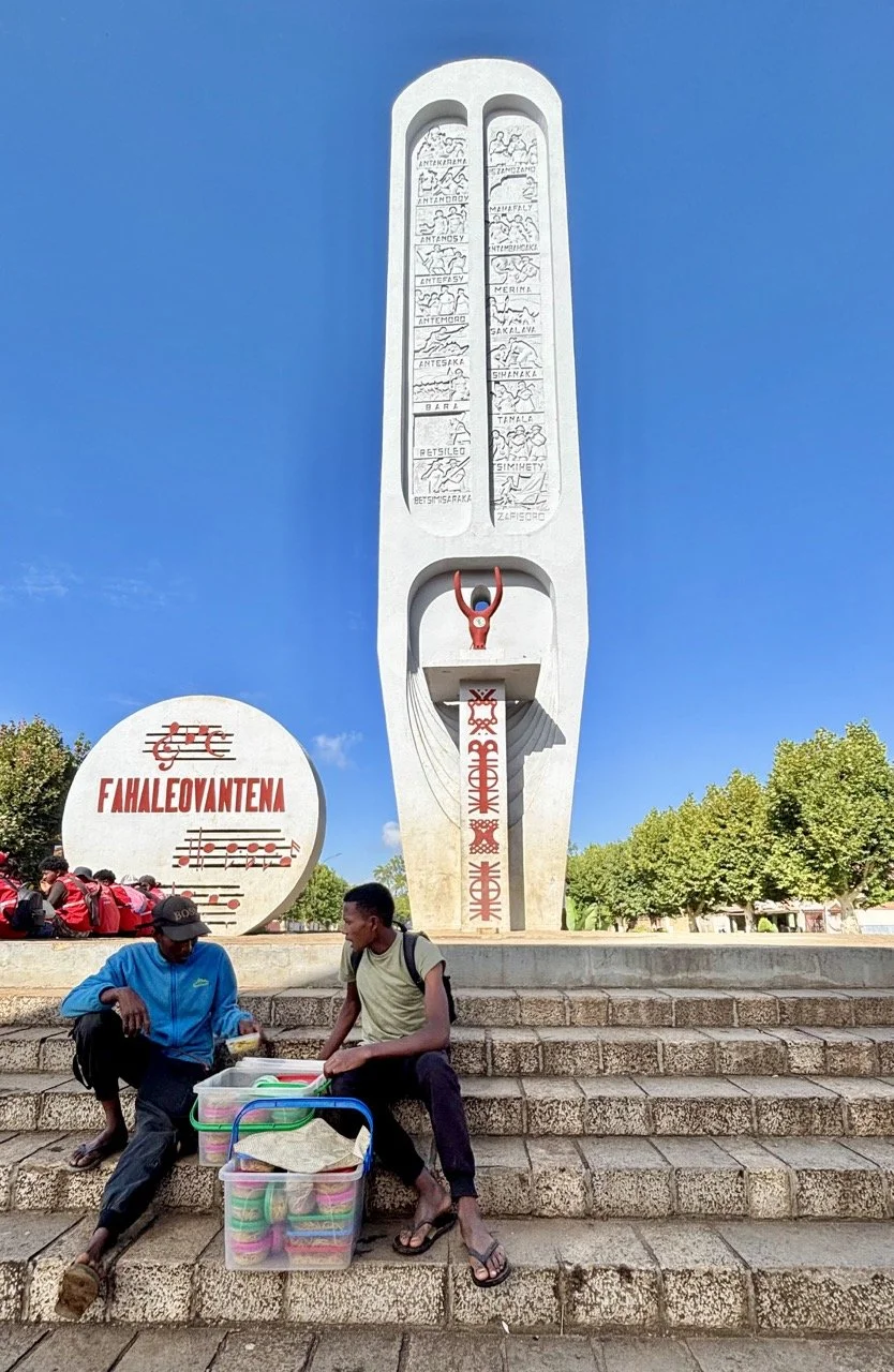 當地導遊帶領攝影團拍攝 Ranomafana，如何利用在地知識拍到好畫面；Local guide leading a photo group in Ranomafana — leverage local knowledge for better shots.