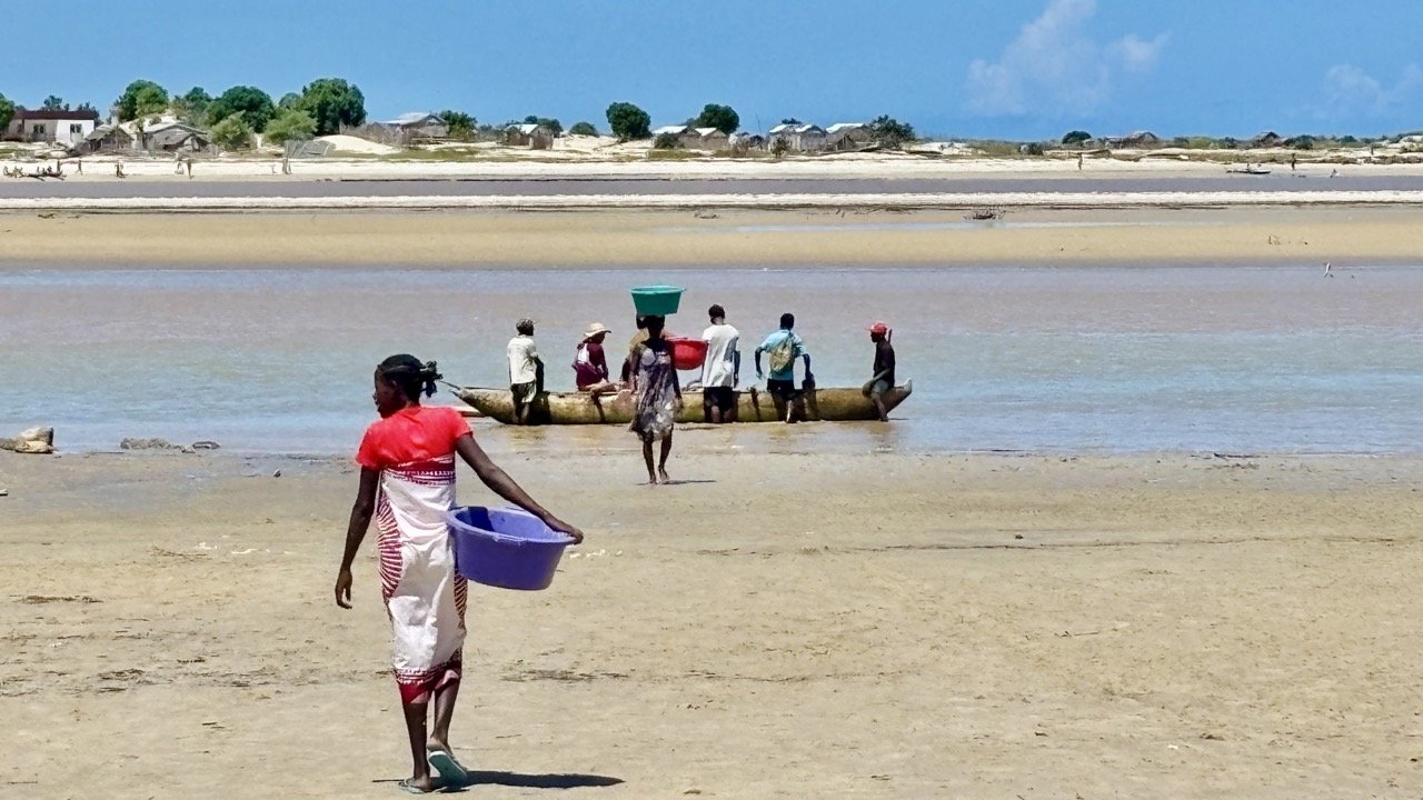 Betania 漁村傳統 pirogue 與漁民生活紀實，Morondava 人文攝影必拍；Betania fishermen village pirogue and daily life documentary, a Morondava must-shoot.