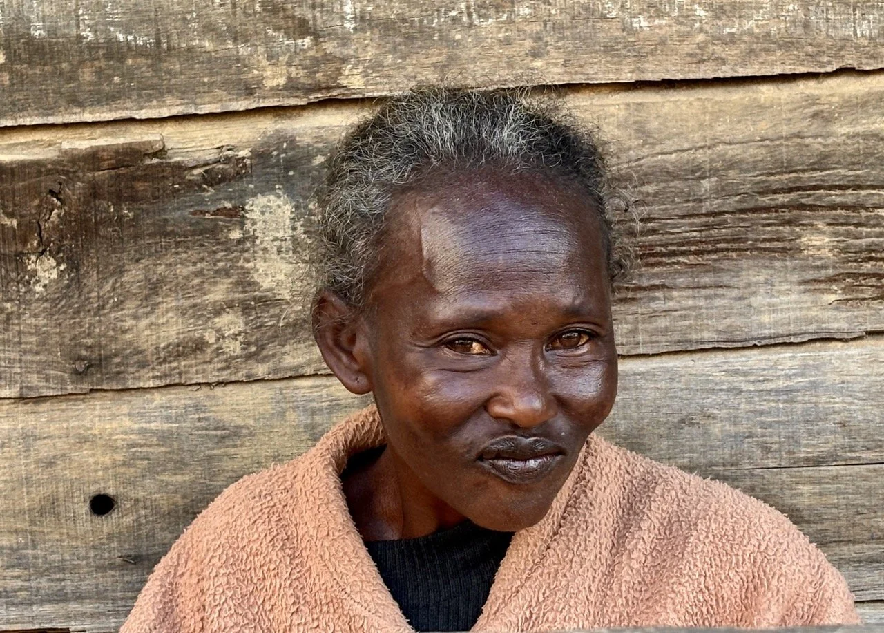 旅行攝影備份示意：外接 SSD 與雙備份工作流程；On‑trip photo backup workflow — external SSD and dual copies.