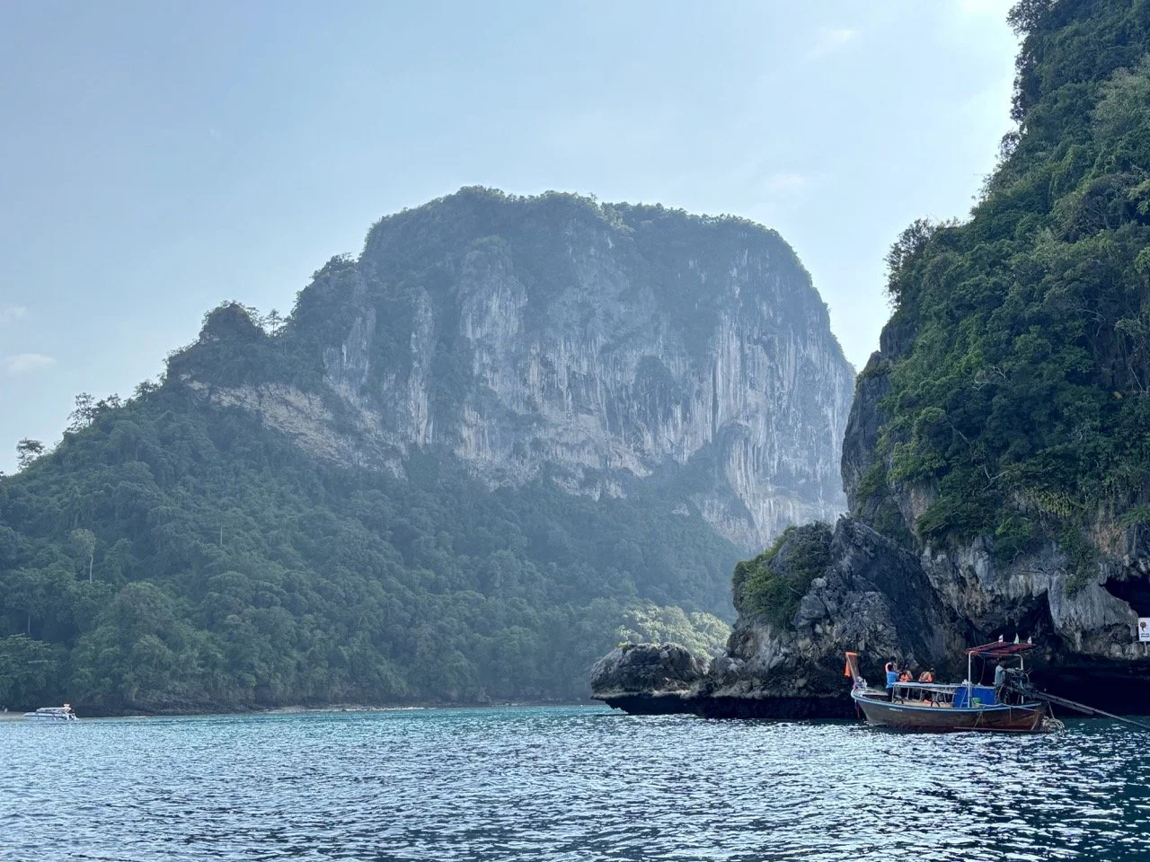 甲米翡翠池清澈綠松石色池水，呈現 Emerald Pool Krabi 最具代表性的自然景色，吸引喜愛雨林與水池風景的旅客。 Clear turquoise water at Emerald Pool in Krabi, showcasing the natural pool's distinctive color and rainforest setting.