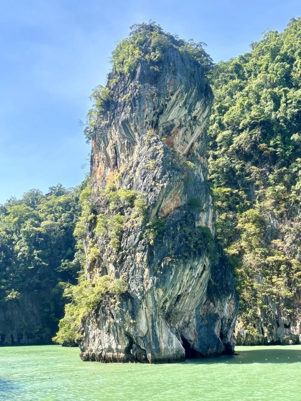 塔庫通區的攀牙灣石灰岩海岸，熱帶植被、海灣與奇岩共同構成泰國南部自然旅遊景觀。
