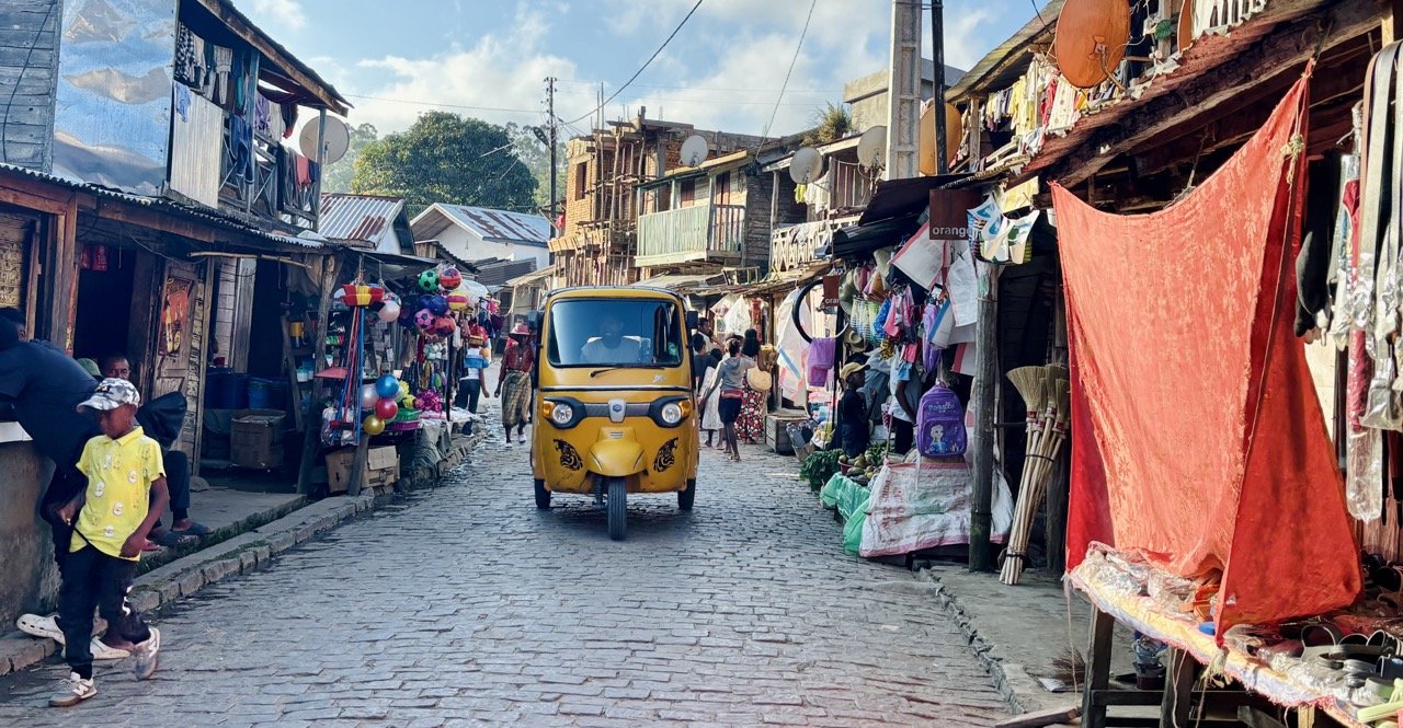 VOI 社區人文肖像：保育志工與當地手工藝場景，社區旅遊推薦；VOI community portrait — conservation volunteers and local crafts for community tourism.