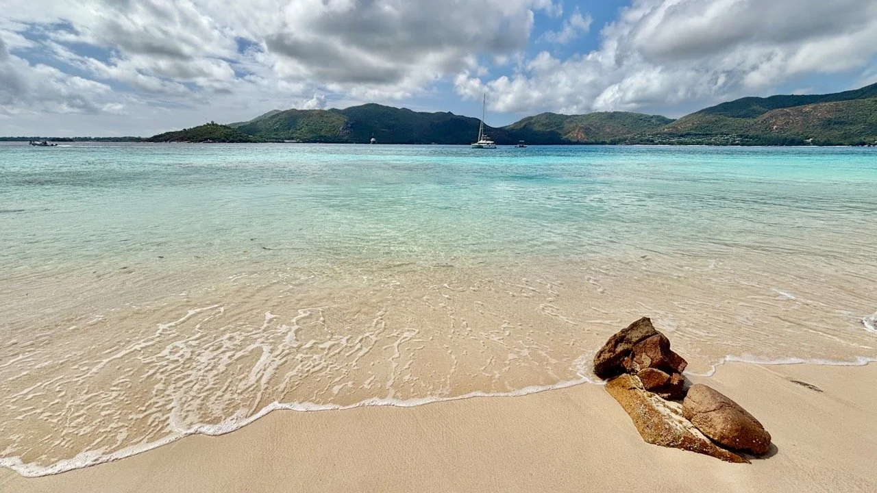 庫里厄斯島歷史遺址，記錄島嶼過去作為痲瘋病隔離地點的歷史，為自然景觀增添文化深度。