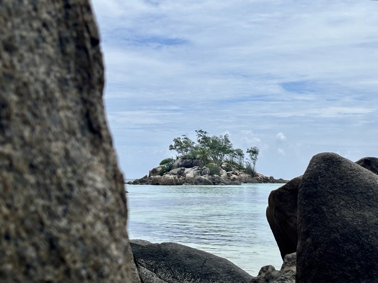 Anse Intendance 海浪拍打花崗岩岩石的自然景象，展現馬埃島野性海岸與印度洋強勁海浪的攝影特色。