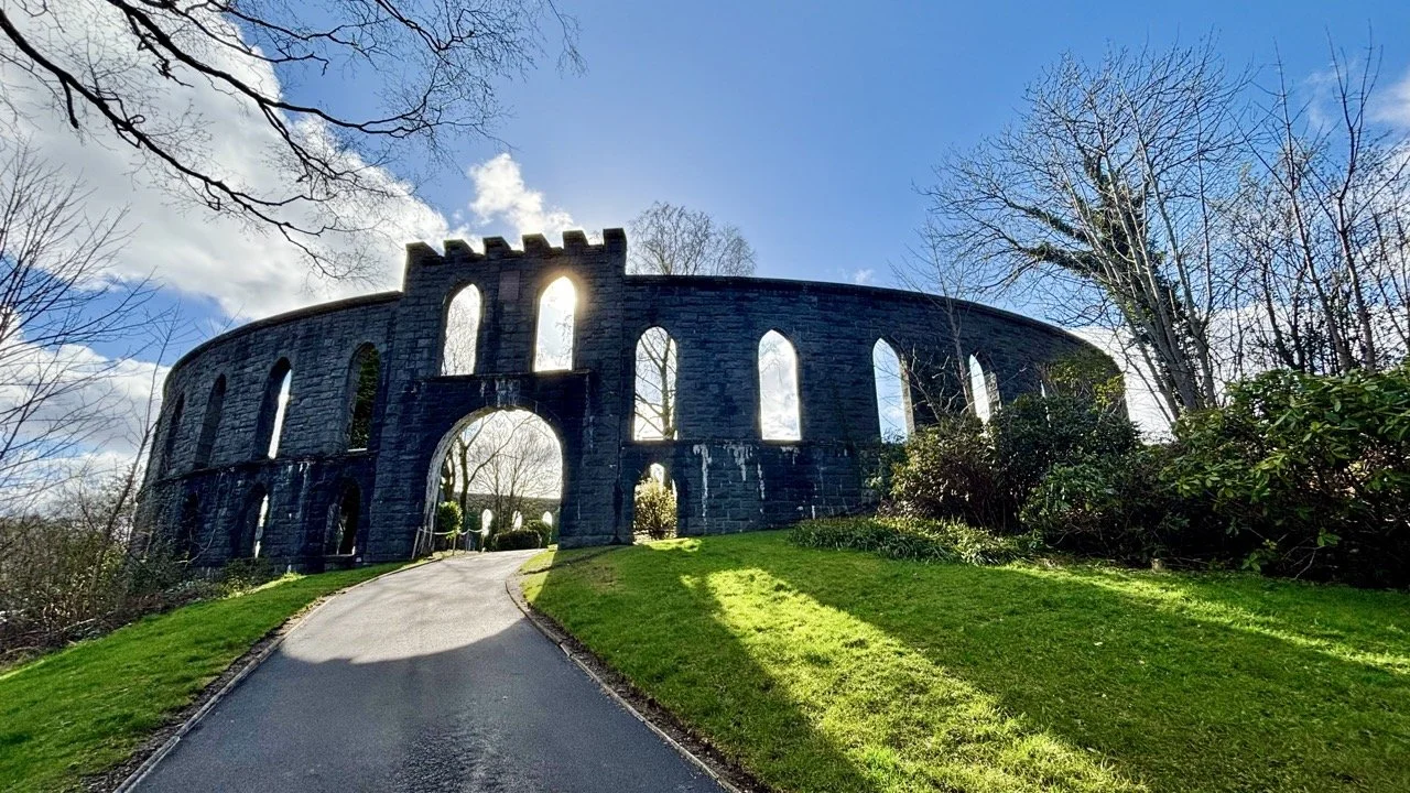 因弗雷里城堡 Inveraray Castle 與周圍綠意盎然的庭園景觀，展現蘇格蘭歷史建築、古典城堡與自然環境融合的魅力，是規劃蘇格蘭城堡一日遊的參考景點。Inveraray Castle and its surrounding gardens showcase historic Scottish architecture in a beautiful natural setting.