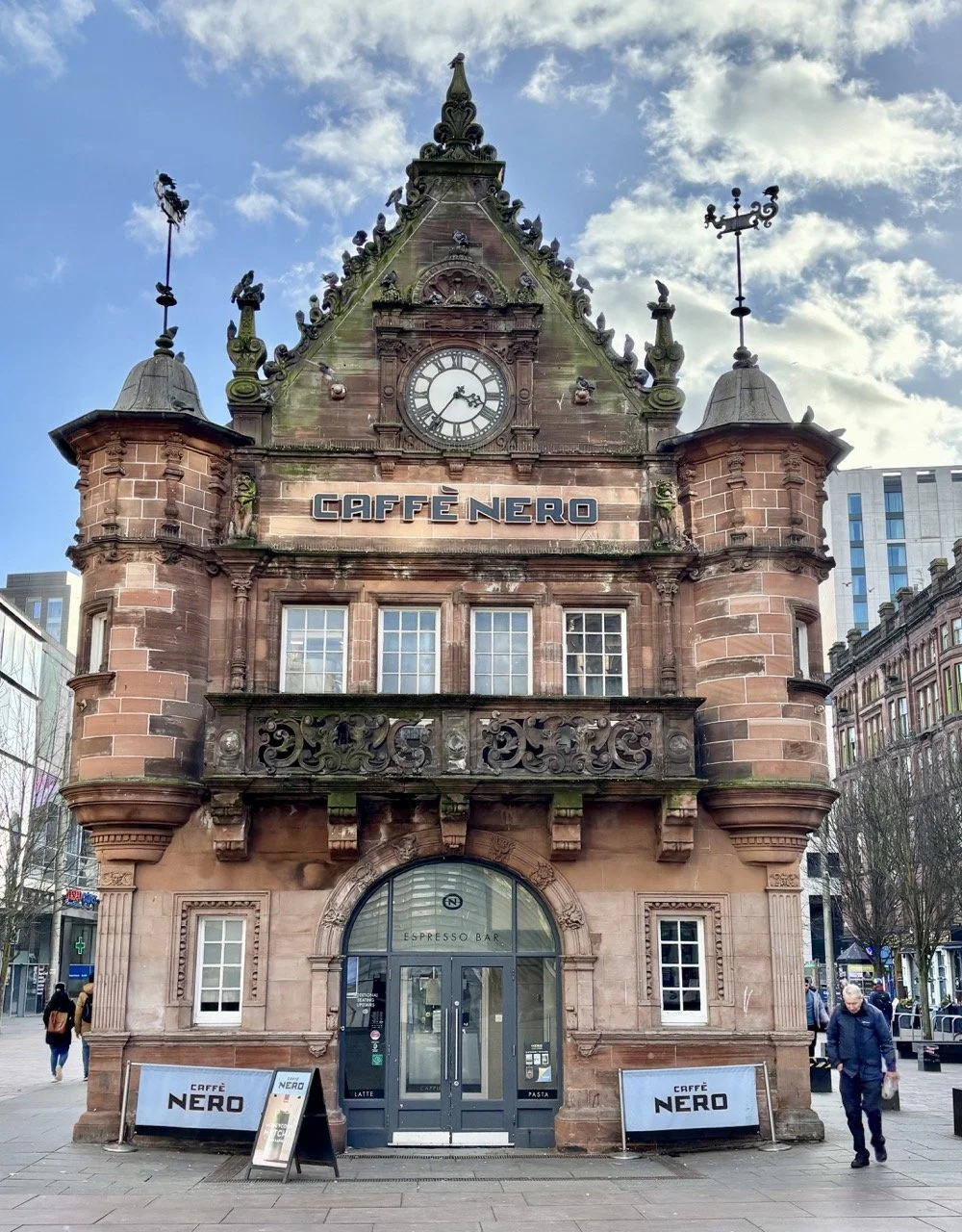 格拉斯哥布坎南街購物大道，街道兩旁有商店、餐廳與歷史建築，是蘇格蘭格拉斯哥自由行推薦的購物和城市散步地點。