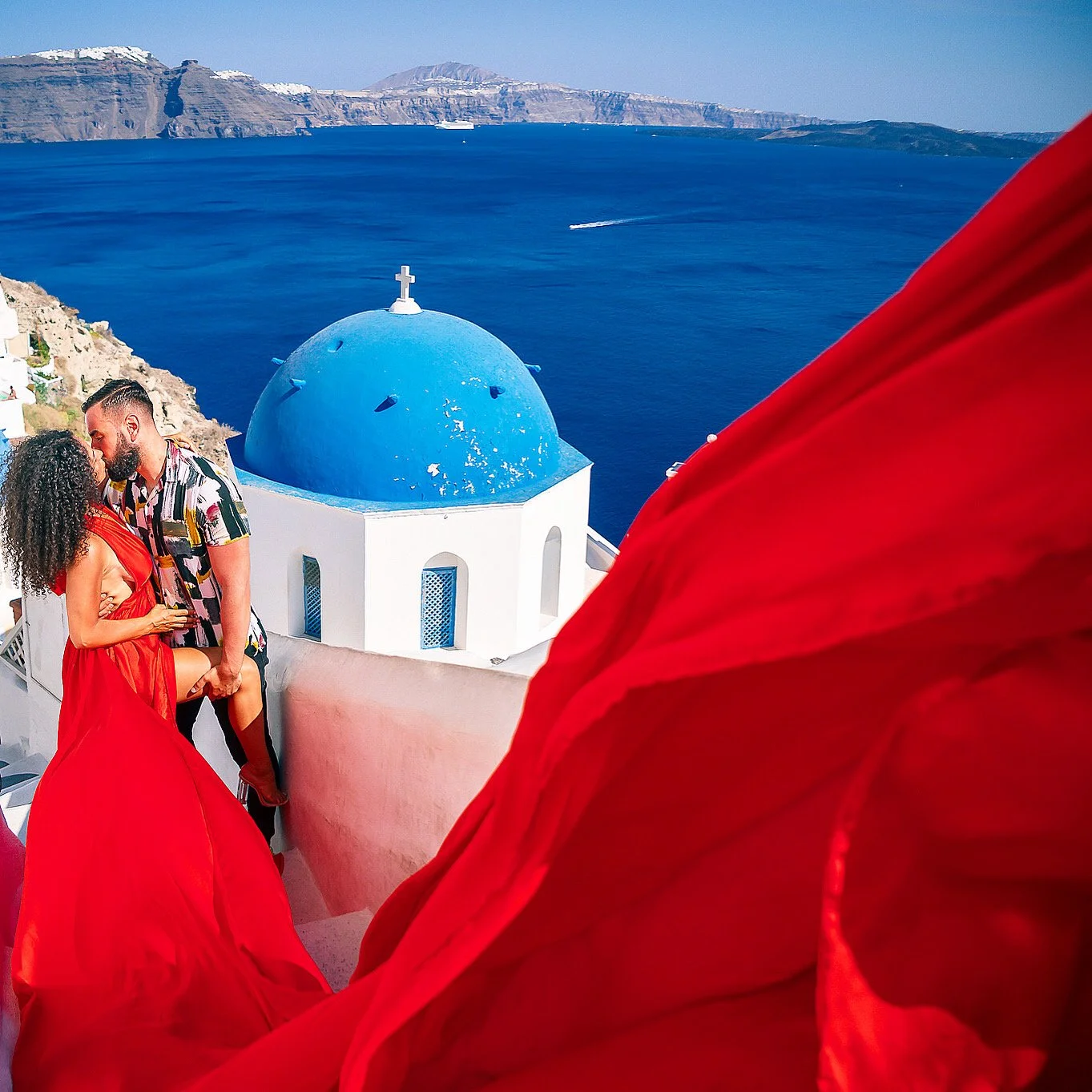 飛裙動態婚紗示範：如何在海風中用連拍捕捉裙擺的流動之美；Flying dress motion wedding demo — continuous shooting captures flowing fabric in sea breeze.