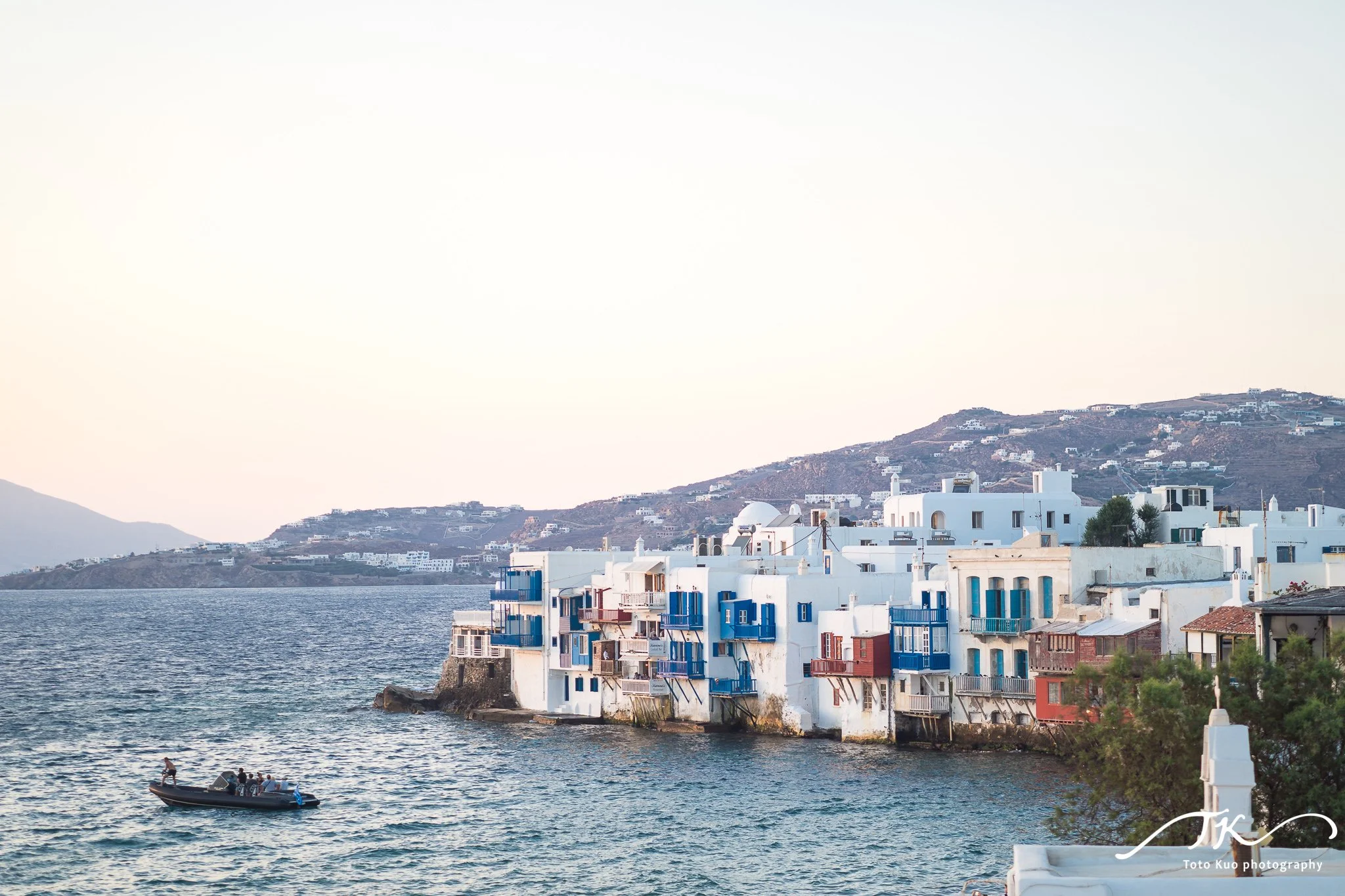 Curated Mykonos restaurants list with Google Maps links, signature dishes and tips for food and lifestyle photography in the island’s blue-and-white neighborhoods.