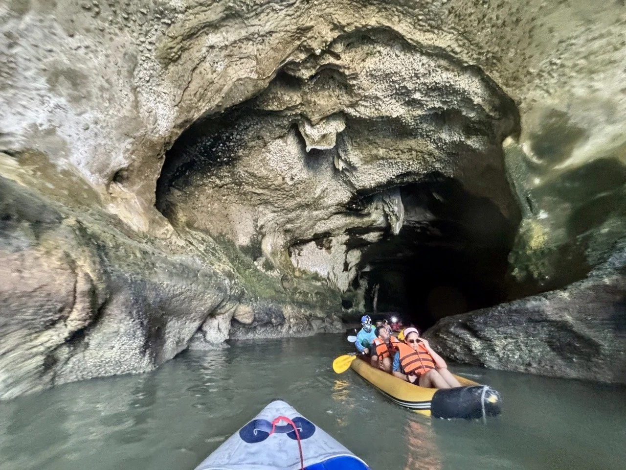 遊客在攀牙灣進行海上獨木舟活動，穿梭於石灰岩島嶼與紅樹林水道，是 James Bond Island 一日遊的重要體驗。