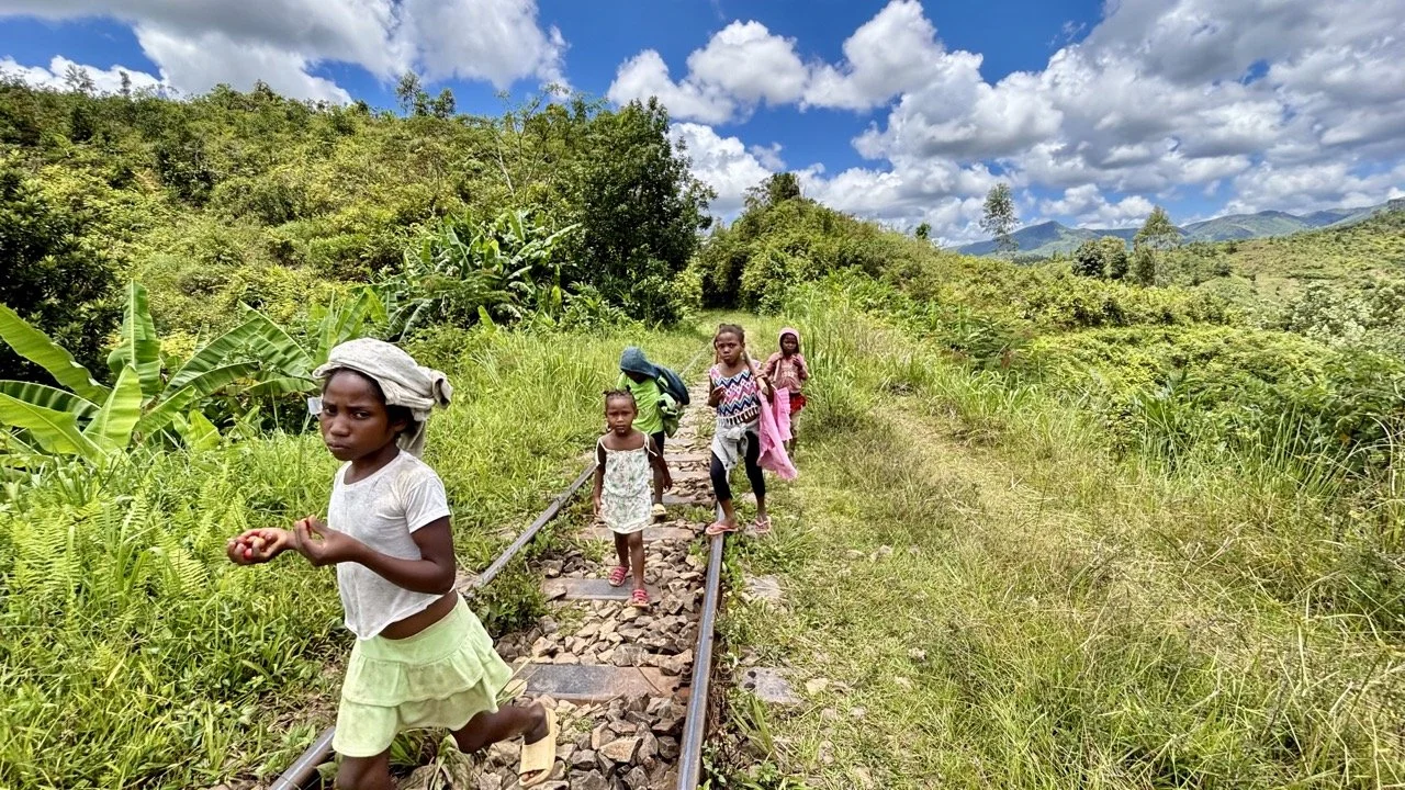 當地導遊笑容與互動瞬間，建立信任與拍攝合作的最佳實務；Local guide portrait smiling — building rapport and collaboration for shoots.