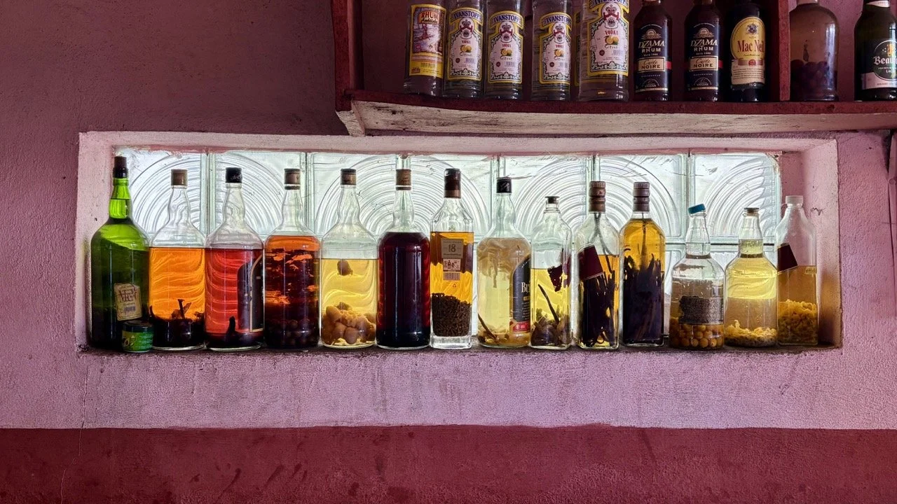 新鮮蔬菜與香草特寫：葉菜、辣椒與本地香草的細節，適合食材與市場紀實；Fresh herbs and vegetables at Ranomafana market — leafy greens, peppers and local herbs for ingredient and market reportage.