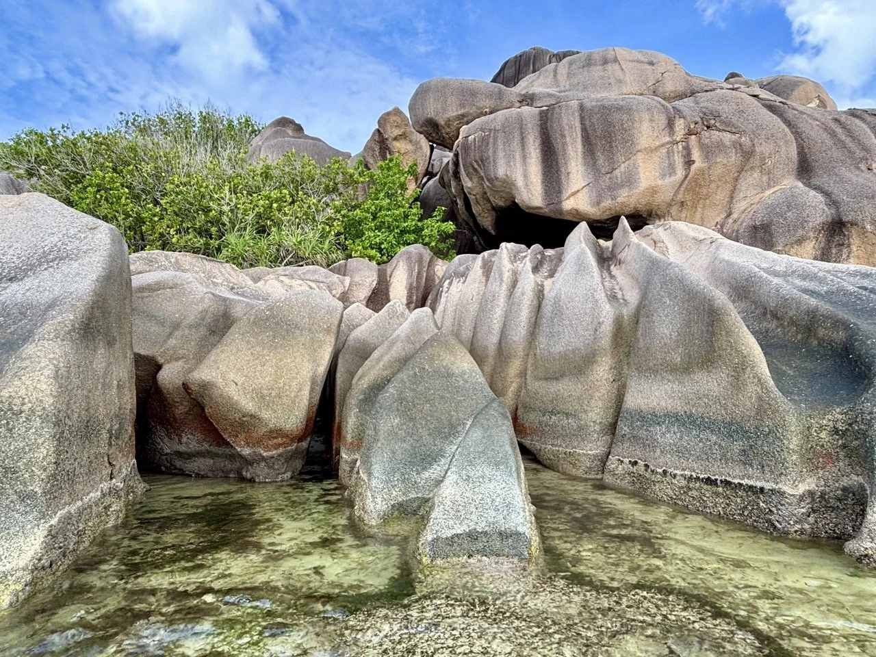 Anse Source d’Argent 海灘上的巨大花崗岩，展現拉迪格島最具代表性的自然地貌與攝影特色。