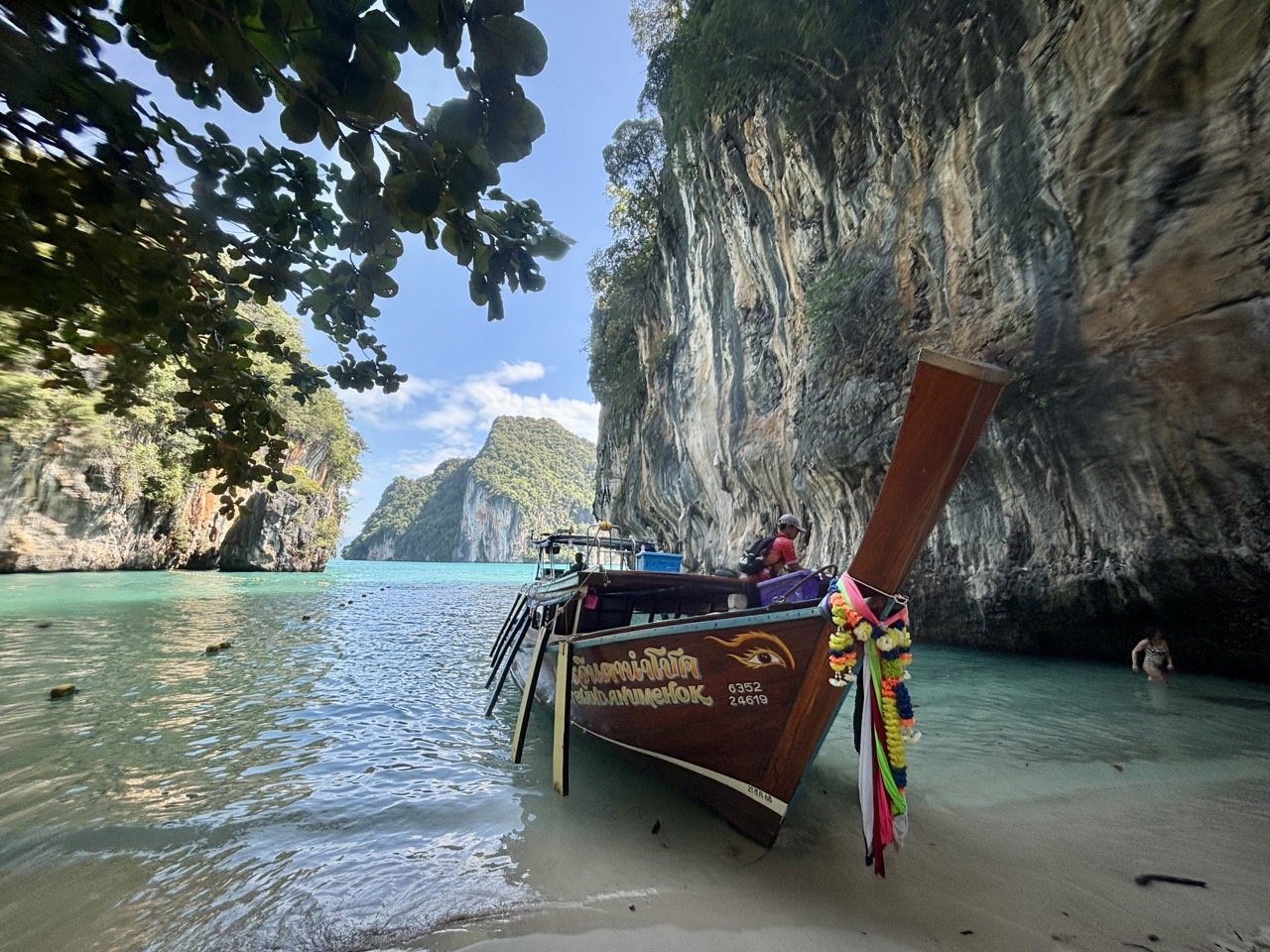 洪島潟湖是泰國喀比洪島群島行程中的特色景點，旅客可以搭船欣賞被石灰岩岩壁包圍的天然水域，規劃 喀比跳島行程、Hong Island 旅遊及泰國海島觀光 時不容錯過。 Hong Lagoon is a distinctive sightseeing stop on many Hong Islands tours in Krabi, Thailand.  複製檔名與 ALT Text