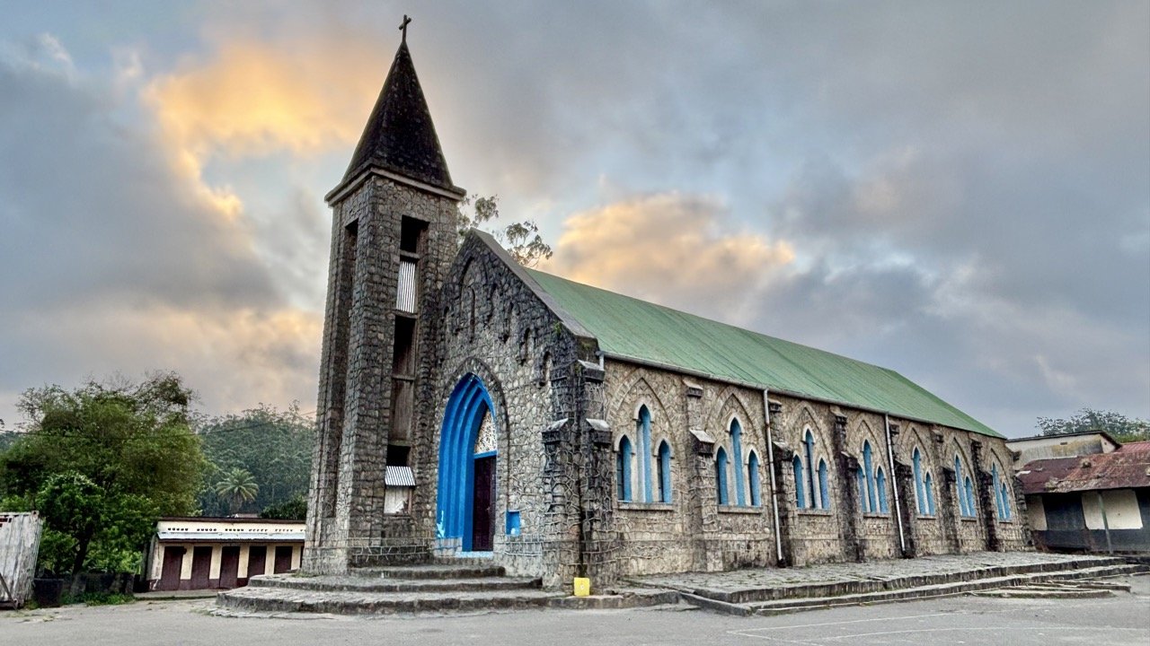 導遊地圖與路線規劃動作，如何與導遊協調拍攝時段與路線；Guide holding map and planning route — coordinating shoot times with local guide.