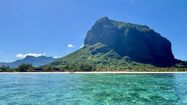 勒莫恩山頂眺望印度洋與珊瑚礁，展示 Le Morne UNESCO 文化景觀與登山攝影景點。 View from Le Morne summit overlooking the Indian Ocean and coral reefs, illustrating the Le Morne UNESCO Cultural Landscape.