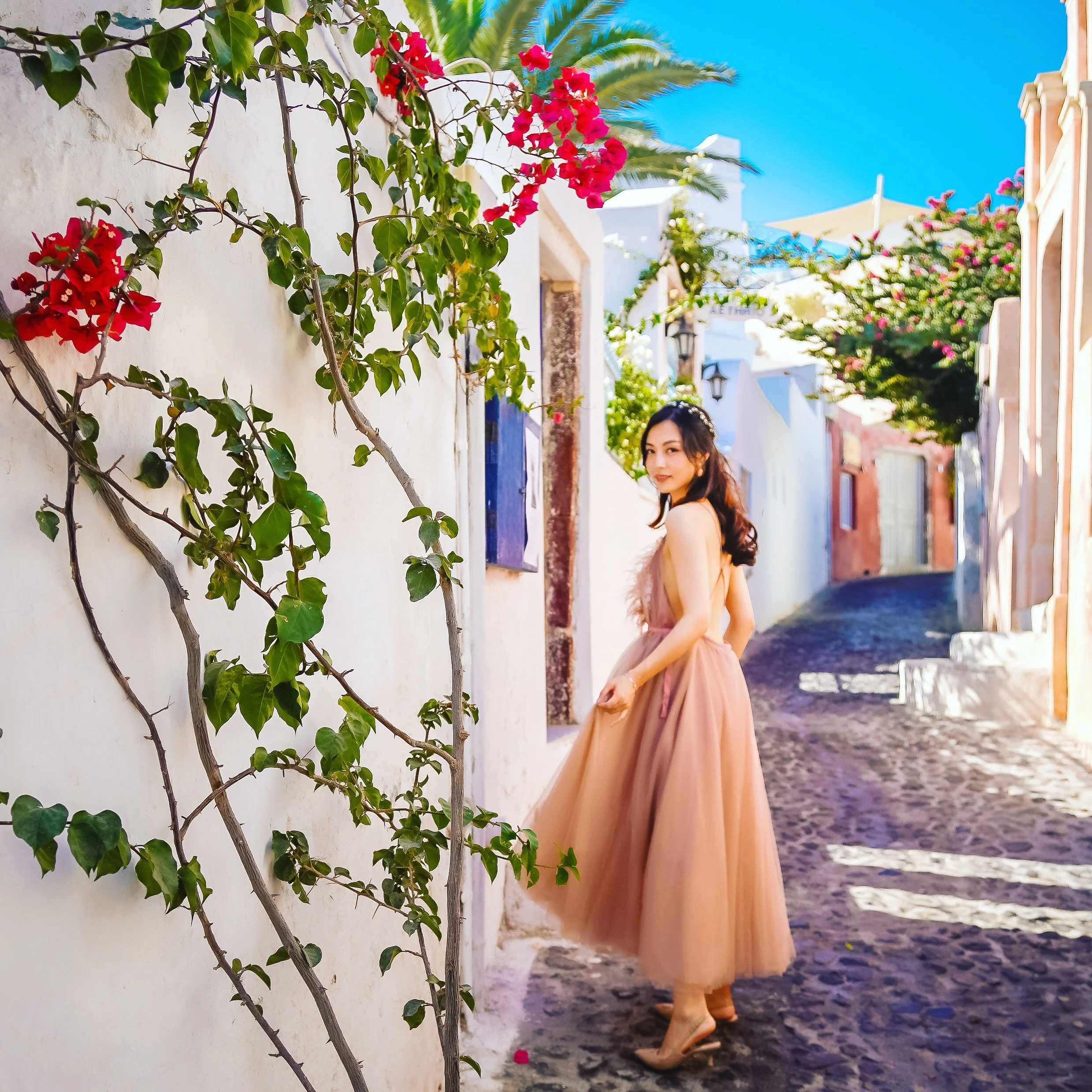 清晨巷弄早餐婚紗生活照：在小巷享用簡餐與拍攝真實生活感場景；Quiet alley breakfast lifestyle wedding shot — morning alley breakfast for authentic lifestyle frames.