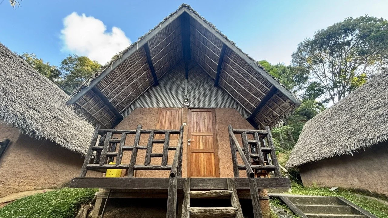 Andasibe Hotel 舒適用餐氛圍與旅客休憩空間；Andasibe Hotel dining and chill area — reliable mid‑range hotel restaurant.