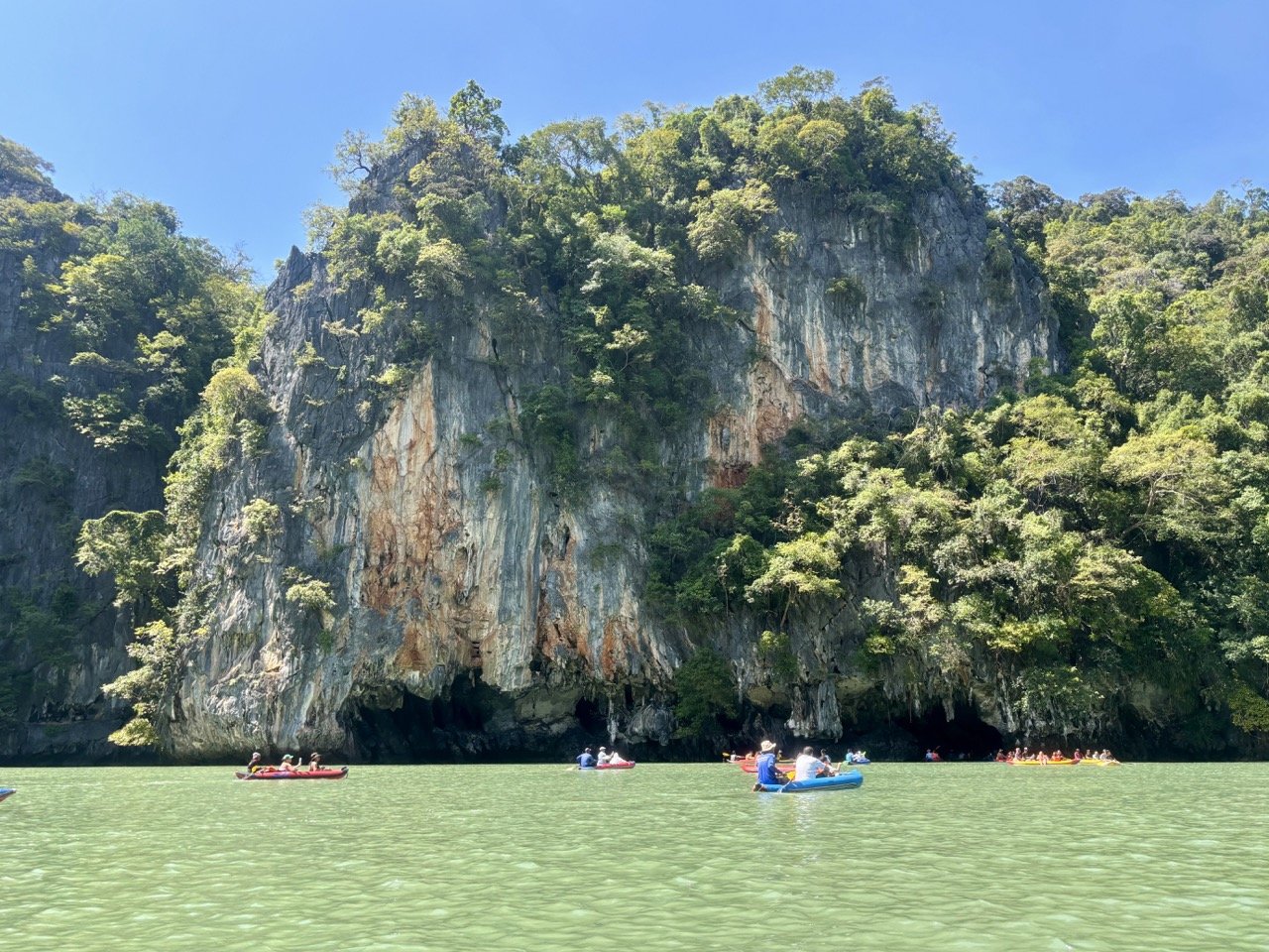 攀牙灣 Ko Tapu「釘子島」的自然景觀，細窄底部與高聳岩柱形成獨特地質奇觀，是泰國必拍海島景點。
