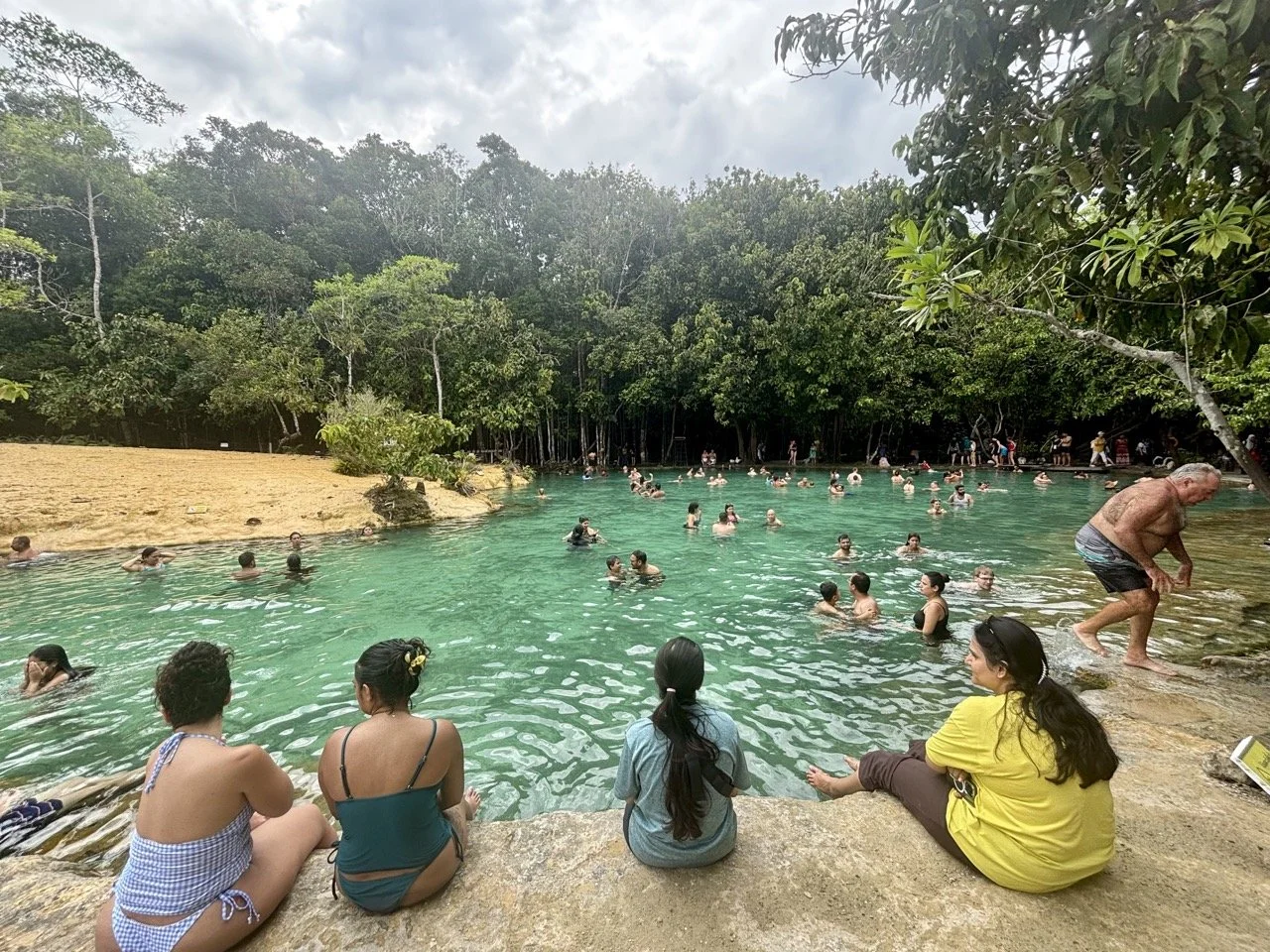 甲米旅遊攝影景色，呈現泰國南部獨特的石灰岩地貌、熱帶海岸與自然光影，適合規劃甲米拍照景點之旅。 Krabi Thailand travel photography showcasing distinctive limestone formations, tropical coastlines, and natural light for scenic vacation photos.
