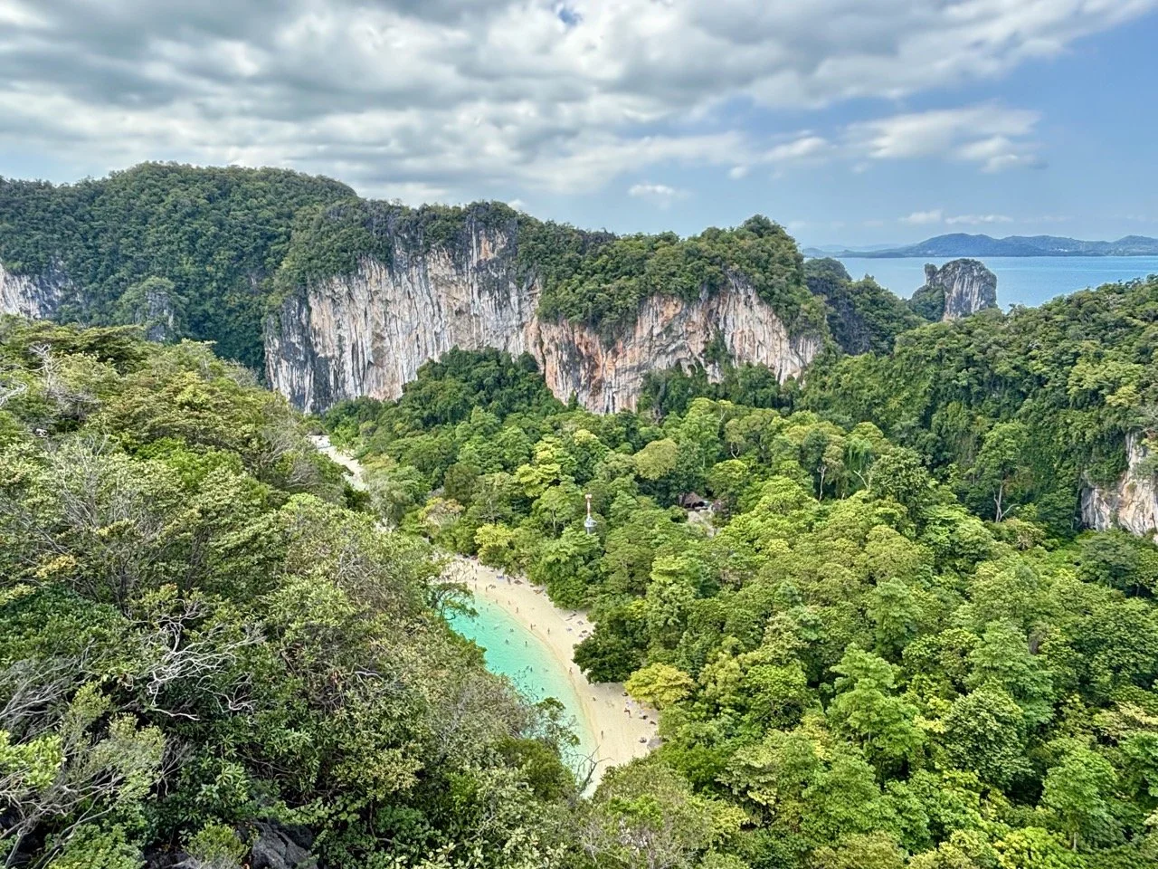 泰國喀比洪島群島周圍的安達曼海呈現迷人的藍綠色，清澈海水映照著石灰岩島嶼與熱帶陽光，是搜尋 喀比漂亮海島、Hong Islands 泰國旅遊及清澈海水沙灘景點 的旅客值得收藏的風景。 Turquoise Andaman Sea waters surround the Hong Islands in Krabi, Thailand, creating beautiful tropical island scenery.  複製檔名與 ALT Text