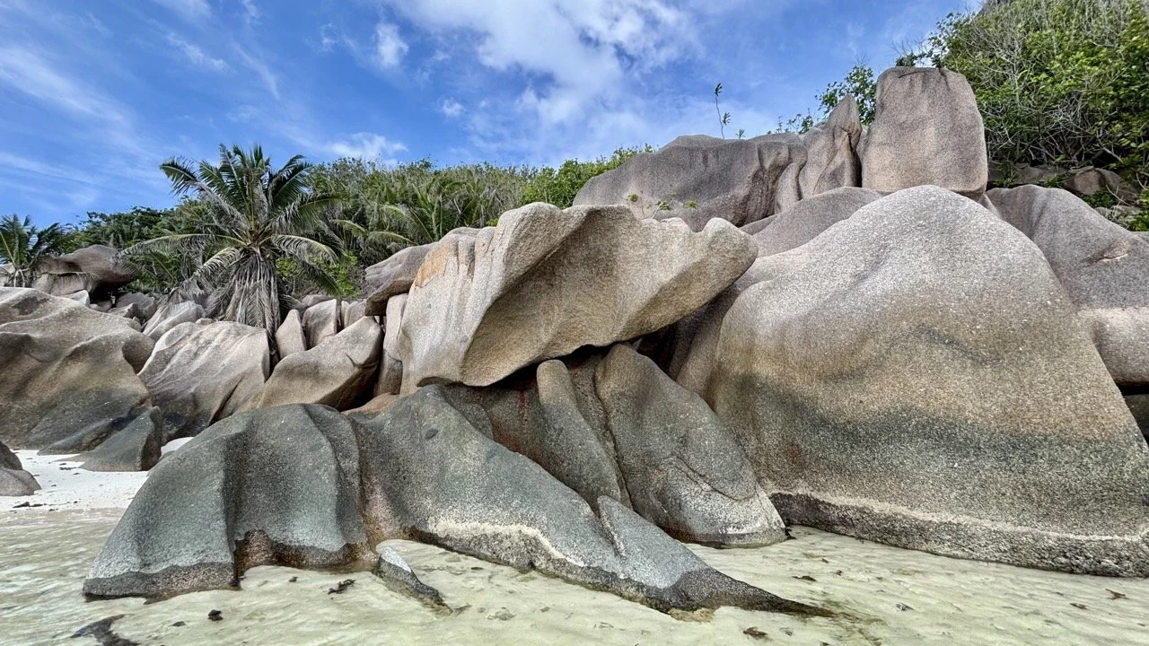 拉迪格島旅遊精華合集，呈現 Anse Source d’Argent、單車道路、花崗岩海岸與塞席爾特色美食。