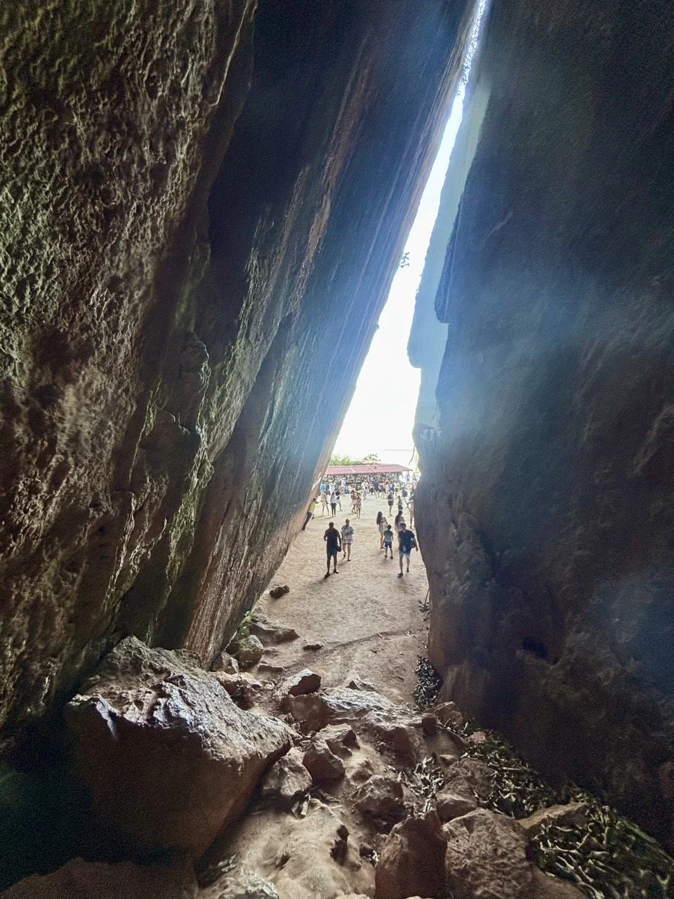 攀牙灣國家公園的海上石灰岩喀斯特地形，陡峭岩壁、綠色海水與熱帶植被組成泰國南部的壯麗自然景觀。