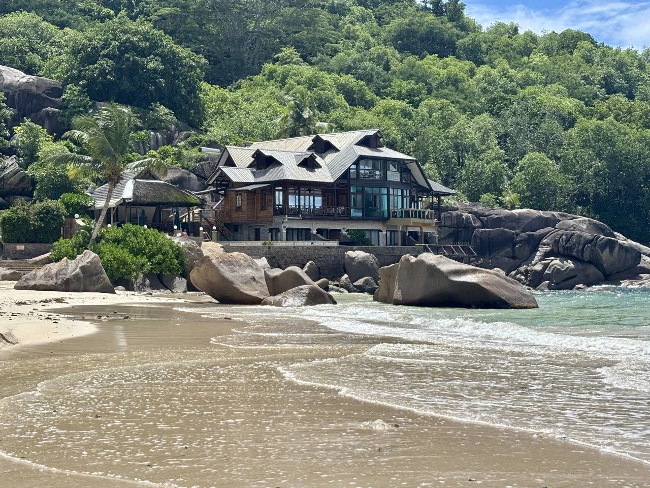 馬埃島 Fairyland Beach 的花崗岩岩石、透明海水與小型海灣，呈現塞席爾經典的熱帶海岸景觀。